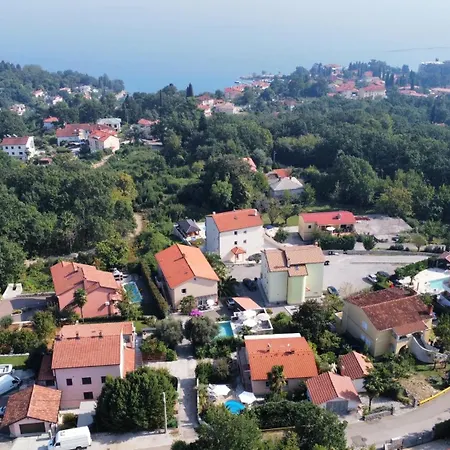 Grand Pool Ika-opatija アパート *